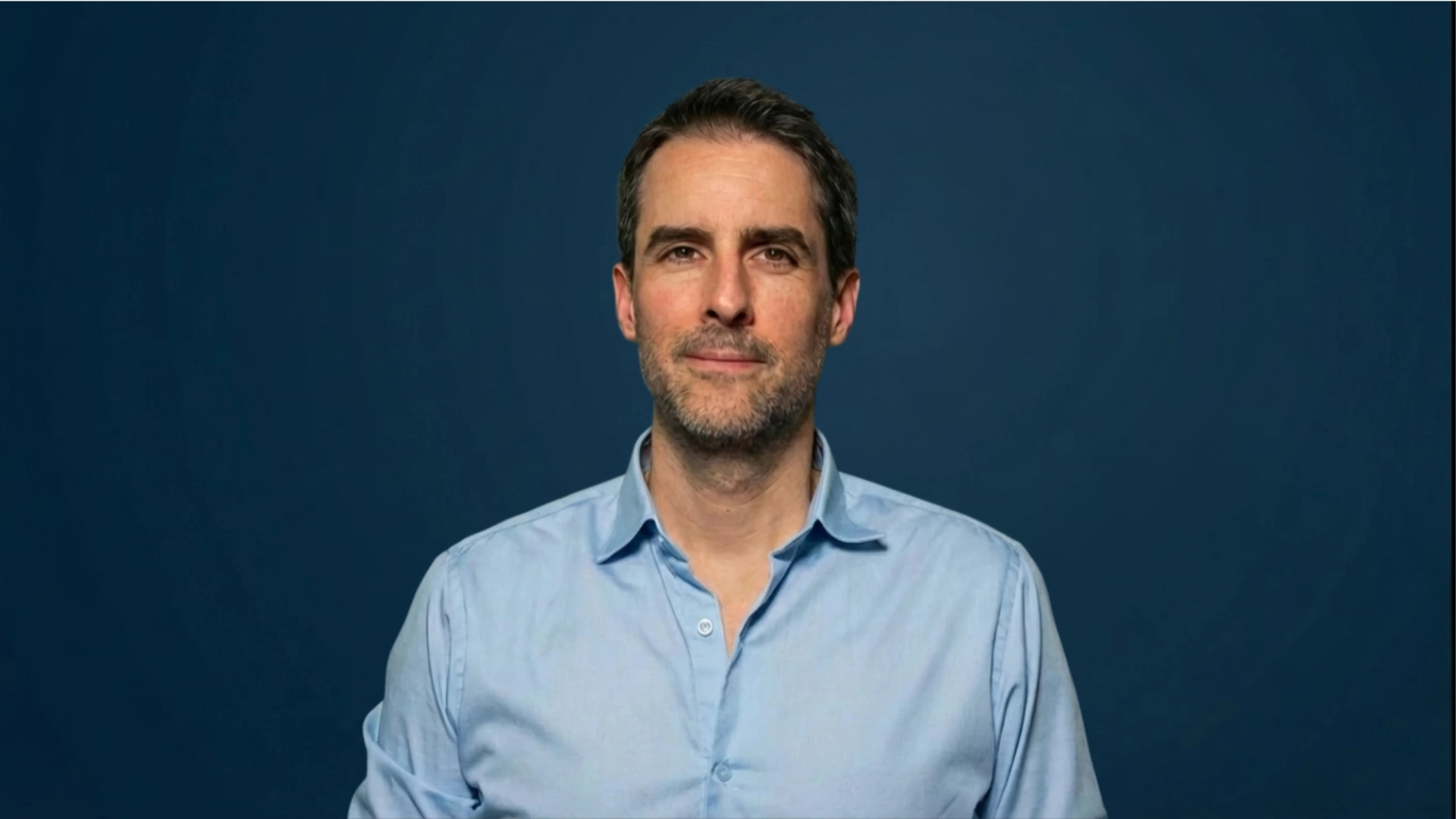 Laurent Blasco, mentor financier, proposant un accompagnement financier personnalisé pour comprendre la monnaie, les marchés et structurer ses décisions d'investissements