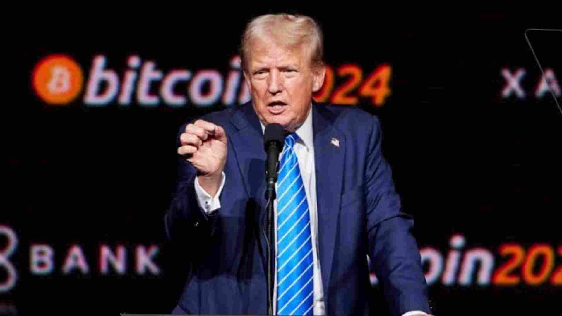 L'image montre Donald Trump, ancien président des États-Unis, prononçant un discours à la Conférence Bitcoin 2024 à Nashville. Trump, vêtu d'un costume bleu et d'une cravate bleue rayée, parle derrière un podium. En arrière-plan, on peut voir des logos de Bitcoin et l'inscription "Bitcoin 2024". Le discours semble énergique, avec Trump gesticulant pour souligner ses points. Cette scène capture un moment historique où Trump réaffirme son soutien au Bitcoin, marquant une étape importante pour les cryptomonnaies et leur adoption croissante.