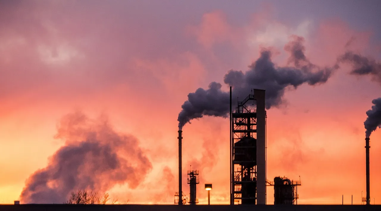 Raffinerie pétrolière — le pétrole à 100 dollars
