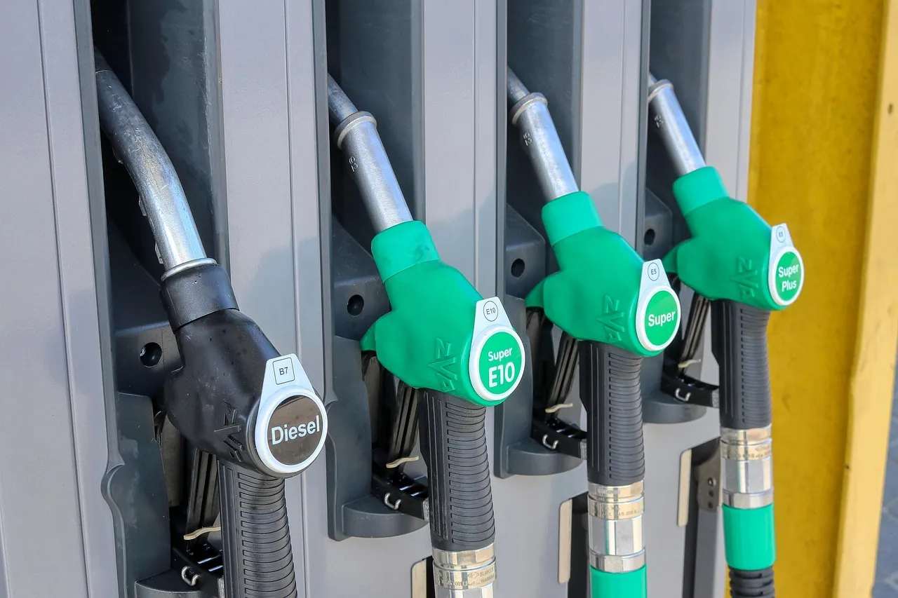 Pompe a essence illustrant le choc energetique et l'inflation CPI de mars 2026