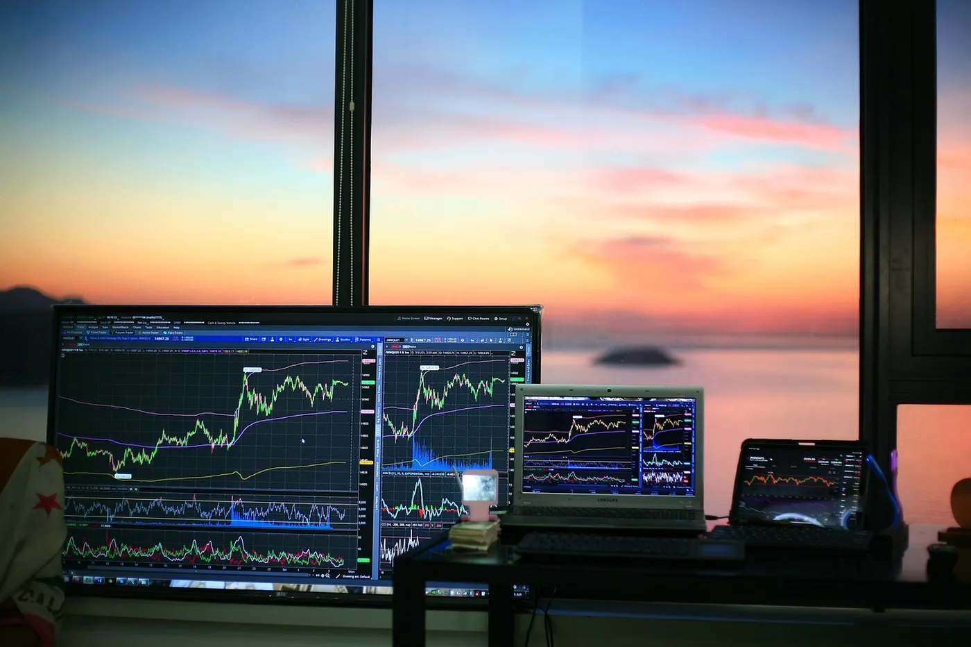 Écrans de trading montrant les flux ETF Bitcoin et le retour des investisseurs institutionnels en mars 2026