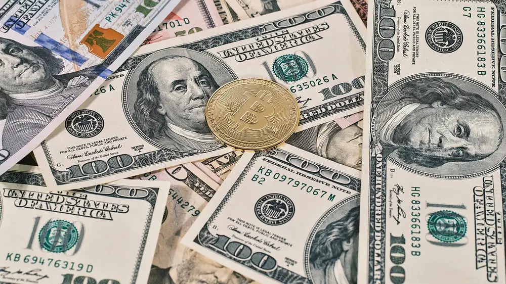 Billets de dollars americains et Bitcoin symbolisant la reglementation des stablecoins par le GENIUS Act